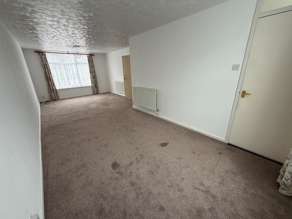 Lot: 81 - END-TERRACE HOUSE OF NON-TRADITIONAL CONSTRUCTION - Living/dining room